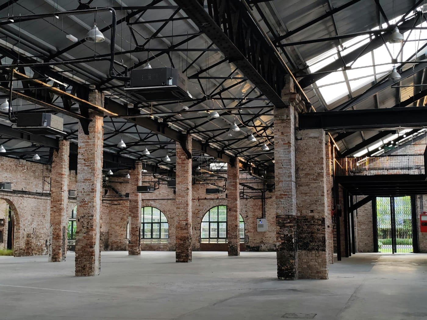 Индустриальное пространство как референсный визуал для SOLIS